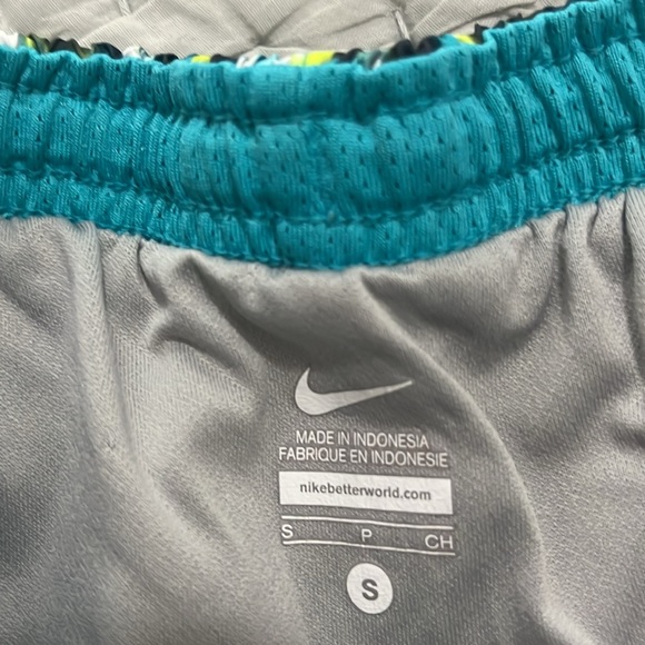 Excellent condition women’s Nike running shorts size small - Picture 4 of 10
